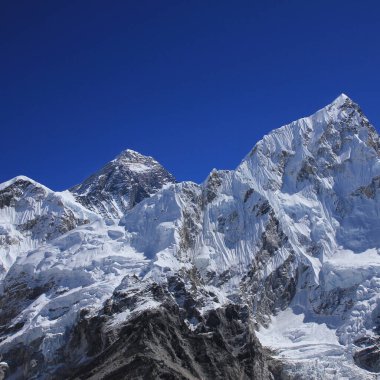 Sonbaharda Everest ve Nuptse dağının üzerinde mavi gökyüzü, Kala Patthar, Nepal manzarası.