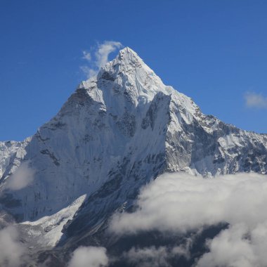 Ama Dablam Zirvesi Sonbaharda, Nepal.