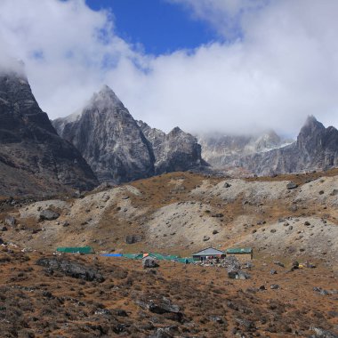 Dzongla 'daki pansiyonlar, Cho La Pass, Nepal' den önceki son yer..