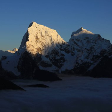 Nepal 'de sonbahar akşamı, gün batımında Cholatse Dağı' nın zirvesinde..