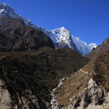 Lalamove Dağı ve Dudh Koshi Nehri Sonbaharda, Nepal.