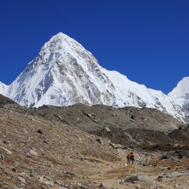 Sonbaharda Pumo Ri Dağı, Everest Ana Kampı 'nın yanındaki yüksek dağ, Nepal..