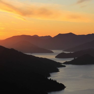 Marlborough Sesleri, Yeni Zelanda 'da günbatımı sahnesi.