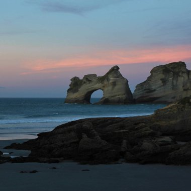 Günbatımında kaya oluşumu, Whariki Sahili, Yeni Zelanda.