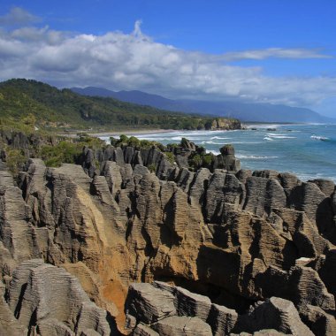 Punakaiki, Yeni Zelanda 'daki Pankake Kayalıklarında Hava Deliği.