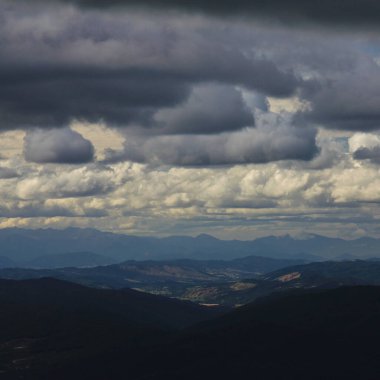 St Arnoud, Yeni Zelanda 'da kara bulutlu bir gün.
