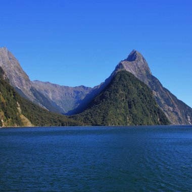 Mitre ve Milford Sound, Yeni Zelanda.
