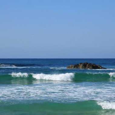 Avustralya 'nın Macquarie Limanı' ndaki Azur mavi Pasifik Okyanusu..