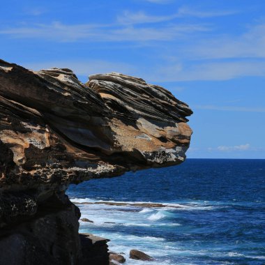Maroubra Sahili, Sydney ve gök mavisi Pasifik Okyanusu 'ndaki Cliff..