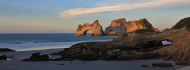 Wharariki Sahili, Yeni Zelanda 'da kemerli kaya oluşumu.