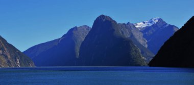 Milford Sound, Yeni Zelanda 'daki dağlar ve buzullar.