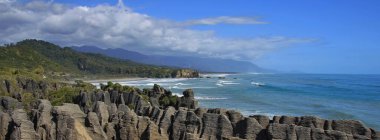 Punakaiki ve sahil şeridindeki Krep Kayaları.