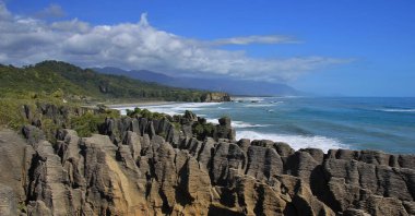 Pankake Kayalıkları ve Yeni Zelanda, Punakaiki 'deki plaj.
