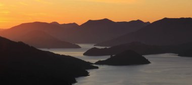 Kraliçe Charlotte Pisti 'nde gün batımı sahnesi, Marlborough Sesleri.