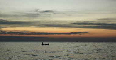 Gün batımında balık tutmak, Yalnız Kumsal, Koh Chang, Tayland.