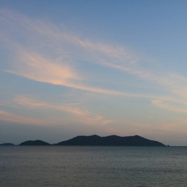Klong Kloi Sahili 'nden gün batımı manzarası, Koh Chang, Tayland.