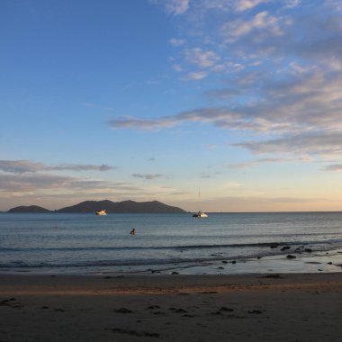 Catamaran ve Ko Khlum, Klong Kloi Sahili 'nden gün batımı manzaralı küçük bir ada, Koh Chang, Tayland.