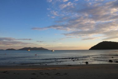 Yelkenli gemi ve Ko Khlum, Klong Kloi Sahili 'nden gün batımı manzaralı küçük bir ada, Ko Chang, Tayland.