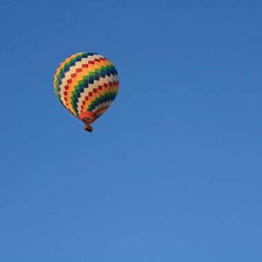Vang Vieng, Laos üzerinde çok renkli sıcak hava balonu.