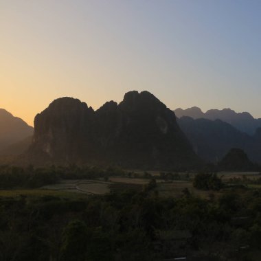 Gün batımından sonra Phapoak Dağı, Vang Vieng, Laos.