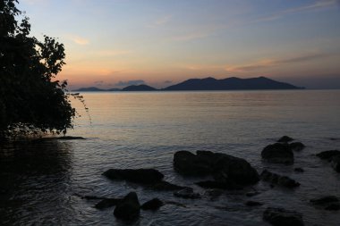 Gün batımında küçük adalar, Bangbao, Ko Chang, Tayland manzarası.