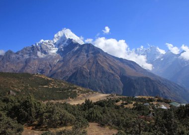 Syangboche Havaalanı ve Thamserku Dağı Pisti, Khumbu, Nepal.