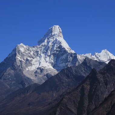 Ama Dablam, Nepal 'in ünlü zirvesi..