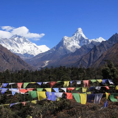 Dua bayrakları ve Lhotse Dağı ve Ama Dablam, Nepal.