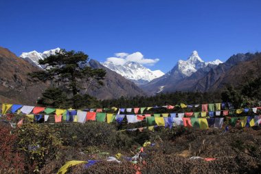 Dua bayrakları ve Everest Dağı, Lhotse ve Ama Dablam, Nepal.