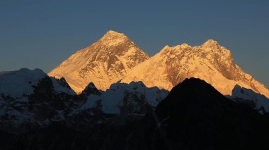 Parlak Everest Dağı, Lhotse ve Nuptse, Gökyo Ri, Nepal manzarası.