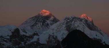 Everest Dağı, Lhotse ve Nuptse, Nepal 'in güneş zirveleri.