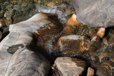 Lukla, Nepal yakınlarındaki bir derenin detayları.