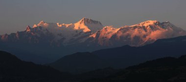 Günbatımında Annapurna Sıradağları, Nepal.