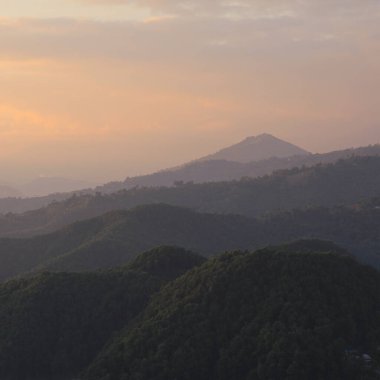 Pokhara, Nepal yakınlarındaki tepelerin üzerinde renkli bir akşam gökyüzü.