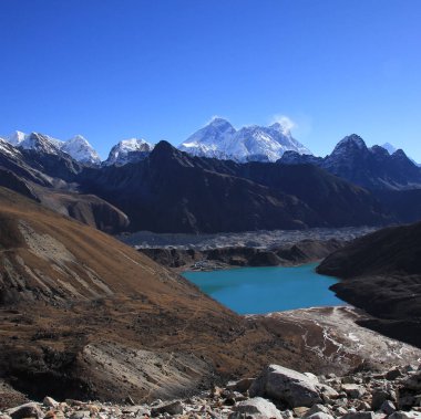 Gokyo Gölü ve Everest Dağı Renjo La Pass, Nepal 'den görüldü..