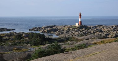 Eigeroy deniz feneri, kaya oluşumları ve okyanus, Norveç.