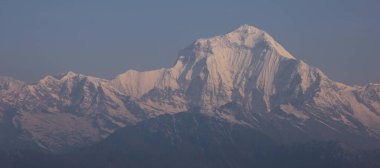 Dhaulagiri 'yi kaplayan kar, Nepal' deki yüksek dağ.