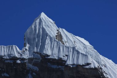 Doğu Lobuche ve Nepal tepelerinin üzerinde mavi gökyüzü.