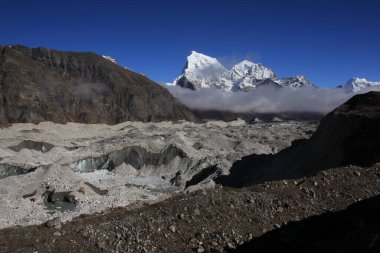 Ngozumpa Buzulu ve yüksek dağlar Cholatse ve Taboche, Nepal.
