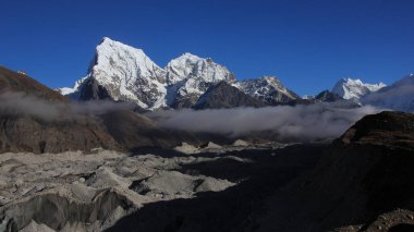 Ngozumpa Buzulu, Moraine ve yüksek dağlar Cholatse ve Taboche, Nepal.