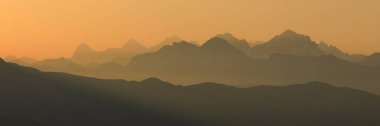 Gstaad, İsviçre yakınlarındaki bir yerden göz kamaştırıcı bir gün doğumu manzarası. Bernese Oberland 'deki dağ sıraları.