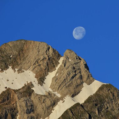 Altmann Dağı 'na Ay batıyor, Appenzell..