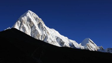 Yeni bir kar yağışı sonrası Pumo Ri, Nepal.
