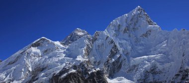 Açık bir günde Everest ve Nuptse Dağı 'nın panoramik görüntüsü.