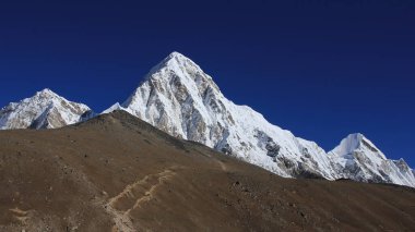 Pumo Ri ve Kala Patthar, Nepal 'deki Everest Ana Kampı' na yakın bir yerde..