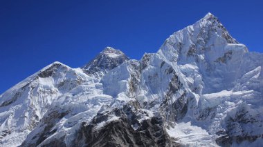 Everest ve Nuptse dağlarında mavi gökyüzü.