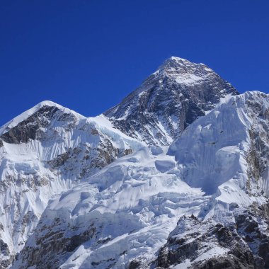 Everest dağının üzerindeki gök mavisi, Nepal.