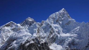 Everest ve Nuptse üzerinde mavi gökyüzü, Kala Patthar, Nepal.