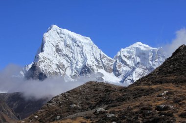 Kar, Gokyo Vadisi, Nepal 'den görülen Cholatse ve Tobuche dağlarını kapladı..