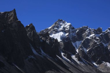 Thonak Tsho, Gokyo Vadisi yakınlarındaki Pinted dağ tepeleri..